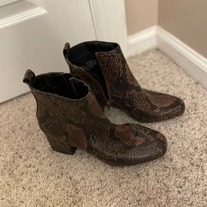 Time and Tru Women’s Brown Faux Snake Skin Memory foam Ankle Boots, Size 9